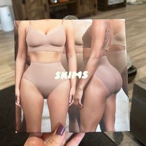 SKIMS SCULPTING MID WAIST THONG